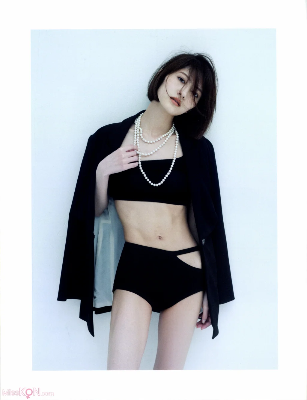 [JP] Yumi Wakatsuki (若月佑美): 写真集 アンド チョコレート (132 photos)