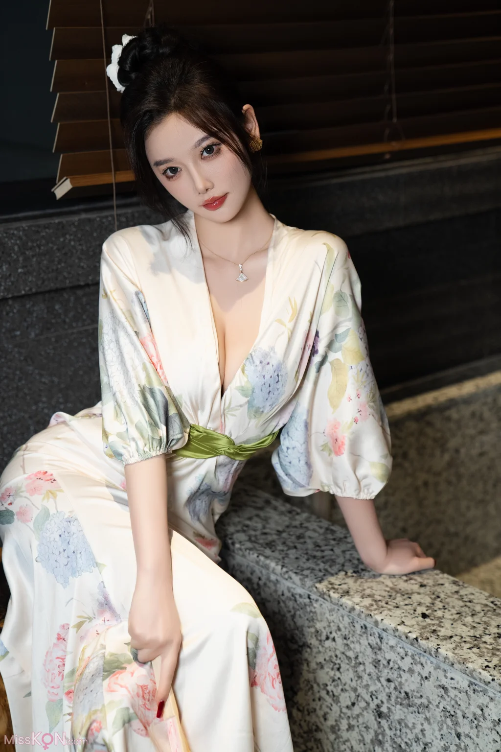[内购无水印] Yang Chen Chen (杨晨晨Yome): 秀人网模特 红色情趣 (110 photos)
