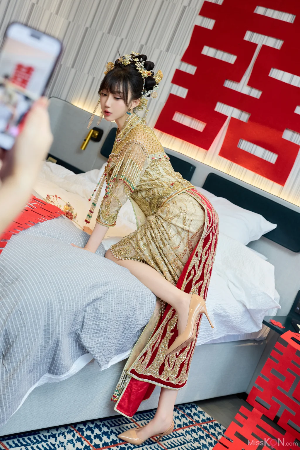 [内购无水印] 玥儿玥er: 秀人网模特 性感秀禾服 (84 photos)