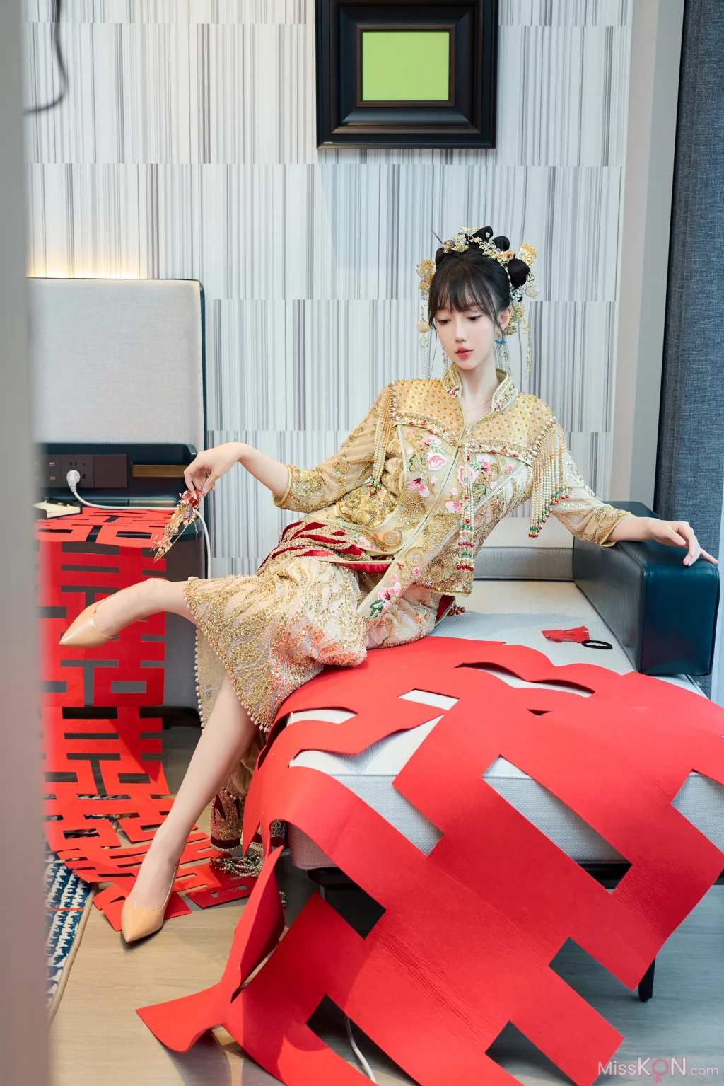[内购无水印] 玥儿玥er: 秀人网模特 性感秀禾服 (84 photos)