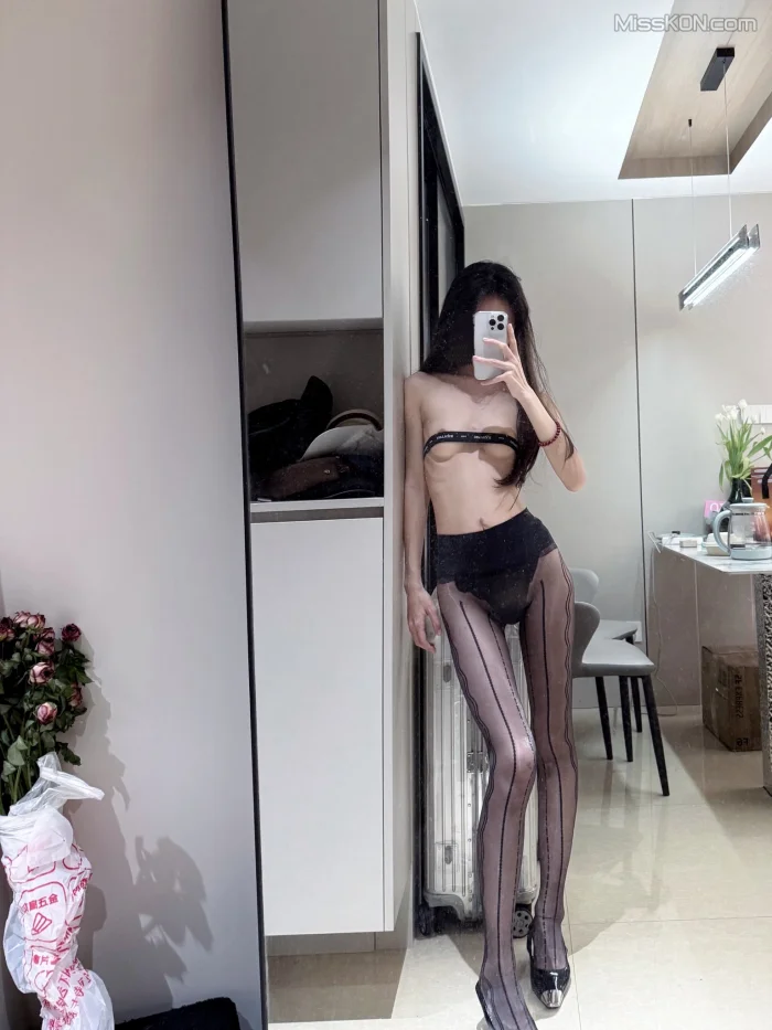 roo8888s(妮子): 抖音超美反差博主 颜值和身材确实顶 (63 photos + 19 videos)