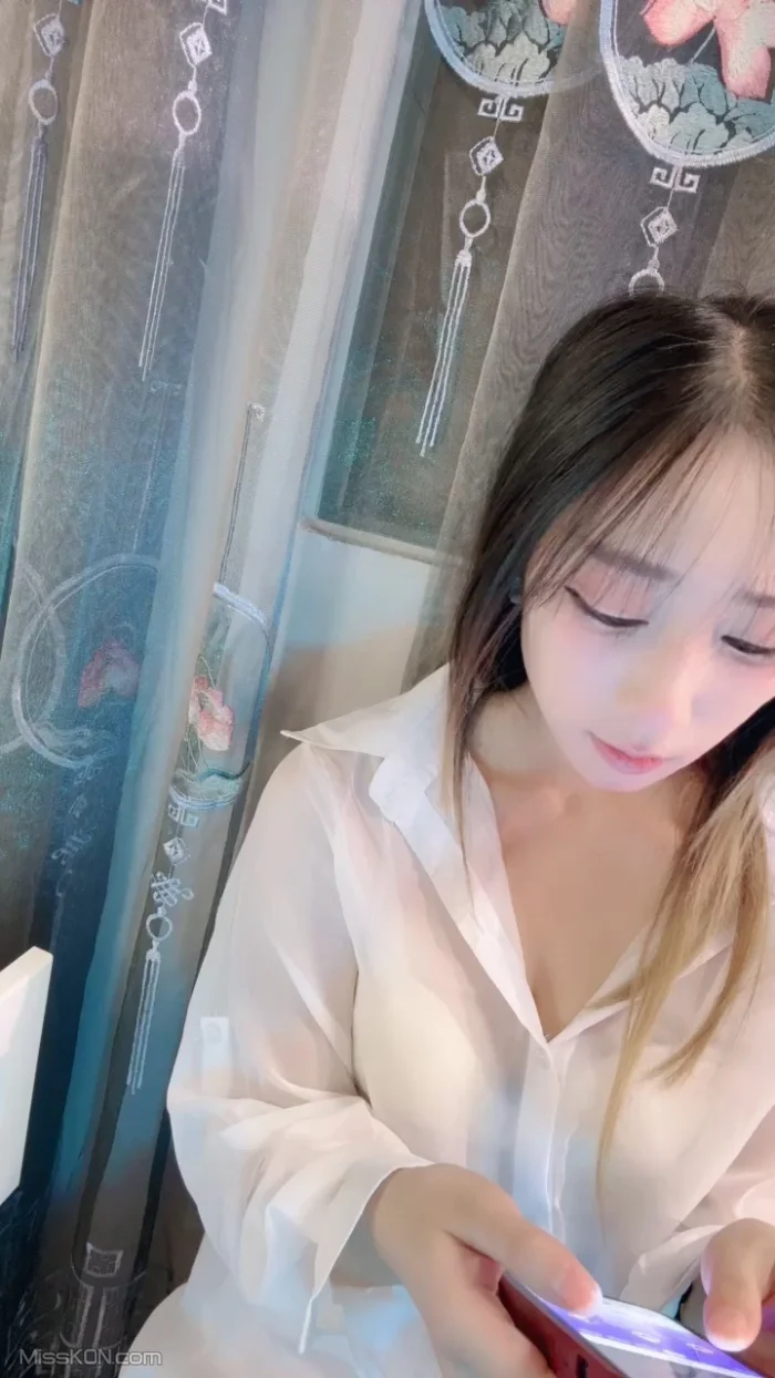 小铃铛: 爱玩道具的小仙女 道具狂插 水流不停 (24 photos + 3 videos)