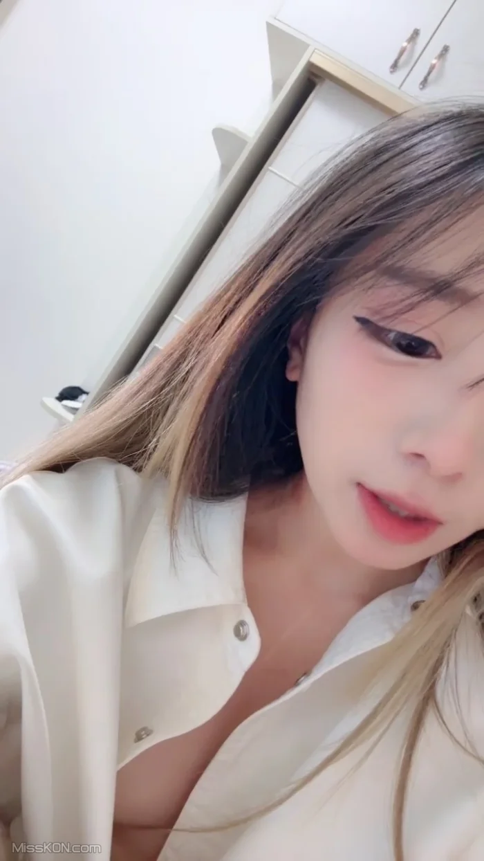 小铃铛: 爱玩道具的小仙女 道具狂插 水流不停 (24 photos + 3 videos)