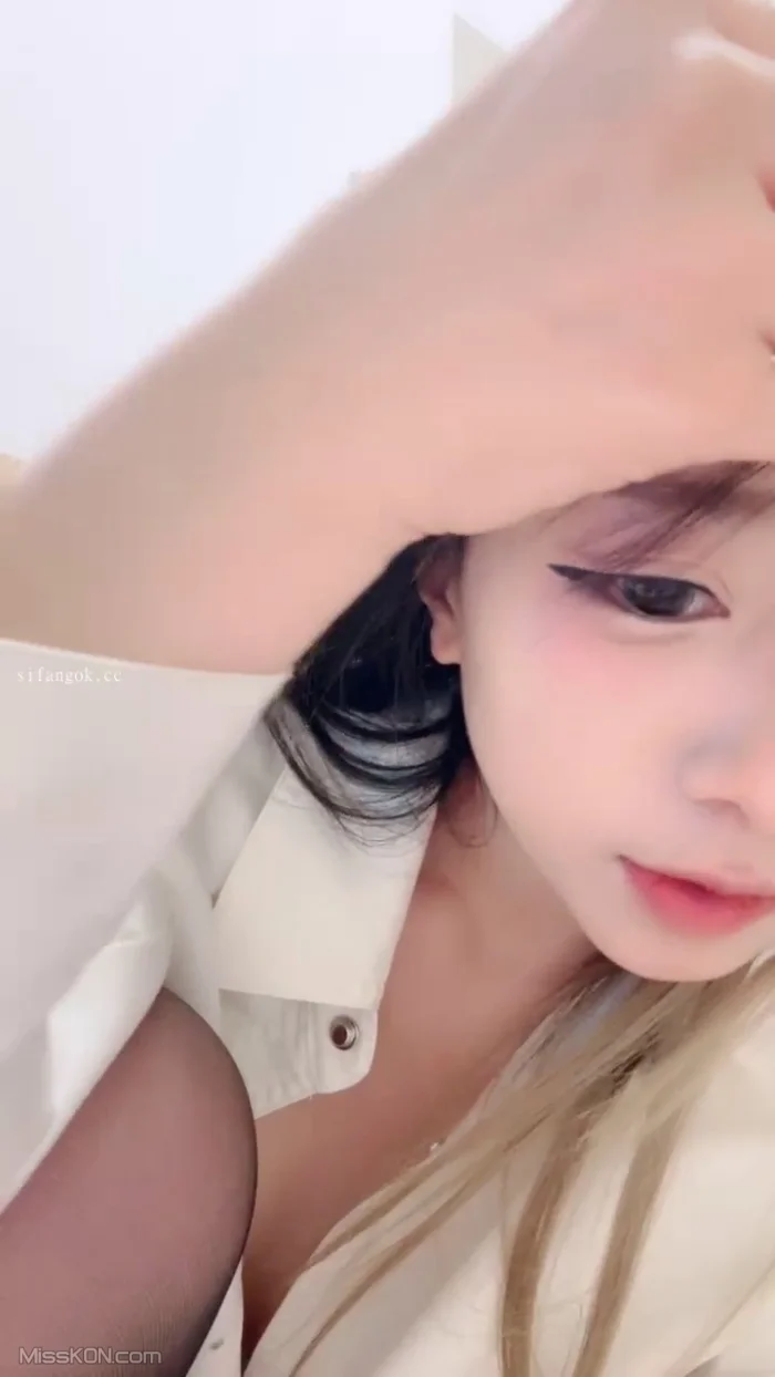 小铃铛: 爱玩道具的小仙女 道具狂插 水流不停 (24 photos + 3 videos)