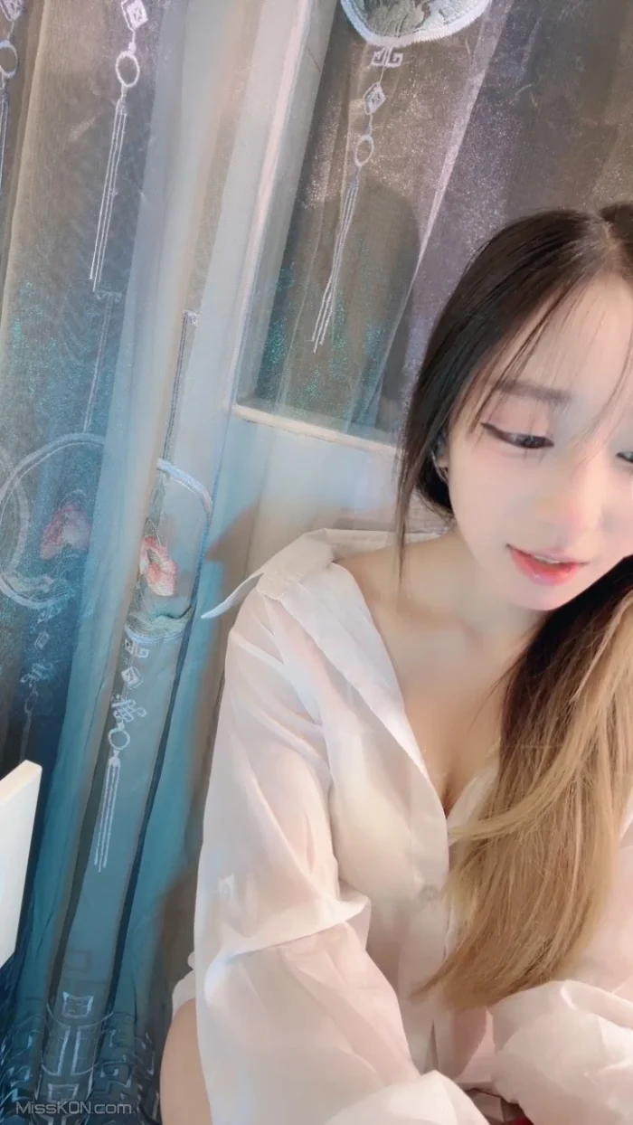 小铃铛: 爱玩道具的小仙女 道具狂插 水流不停 (24 photos + 3 videos)