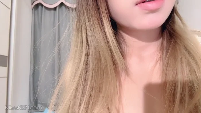 小铃铛: 爱玩道具的小仙女 道具狂插 水流不停 (24 photos + 3 videos)