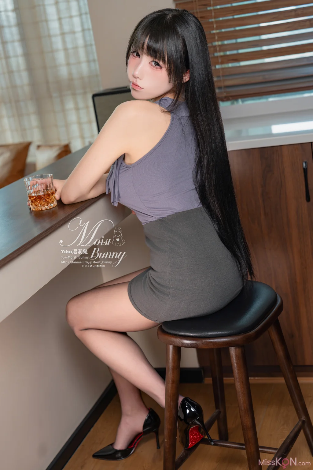 Coser@黏黏团子兔: 04月月票特典『微醺』 (52 photos + 1 videos)