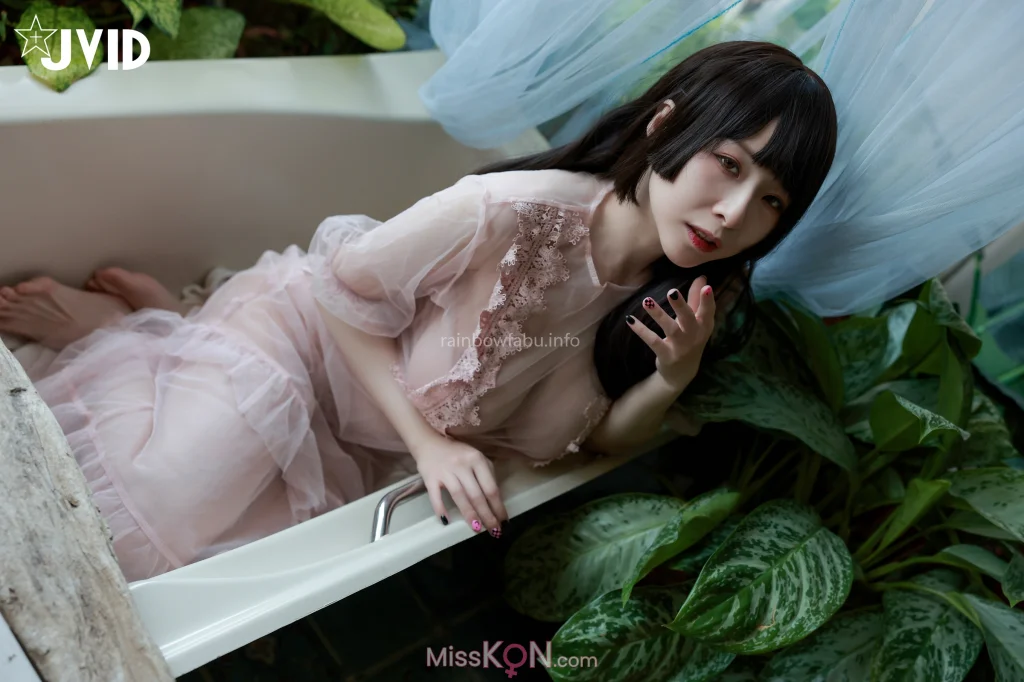 [JVID] 黎菲兒: 菲兒在花叢中蹦出誘人巨乳彈出渾圓翹臀。極限邊緣的挑逗 (149 photos) – Page 2
