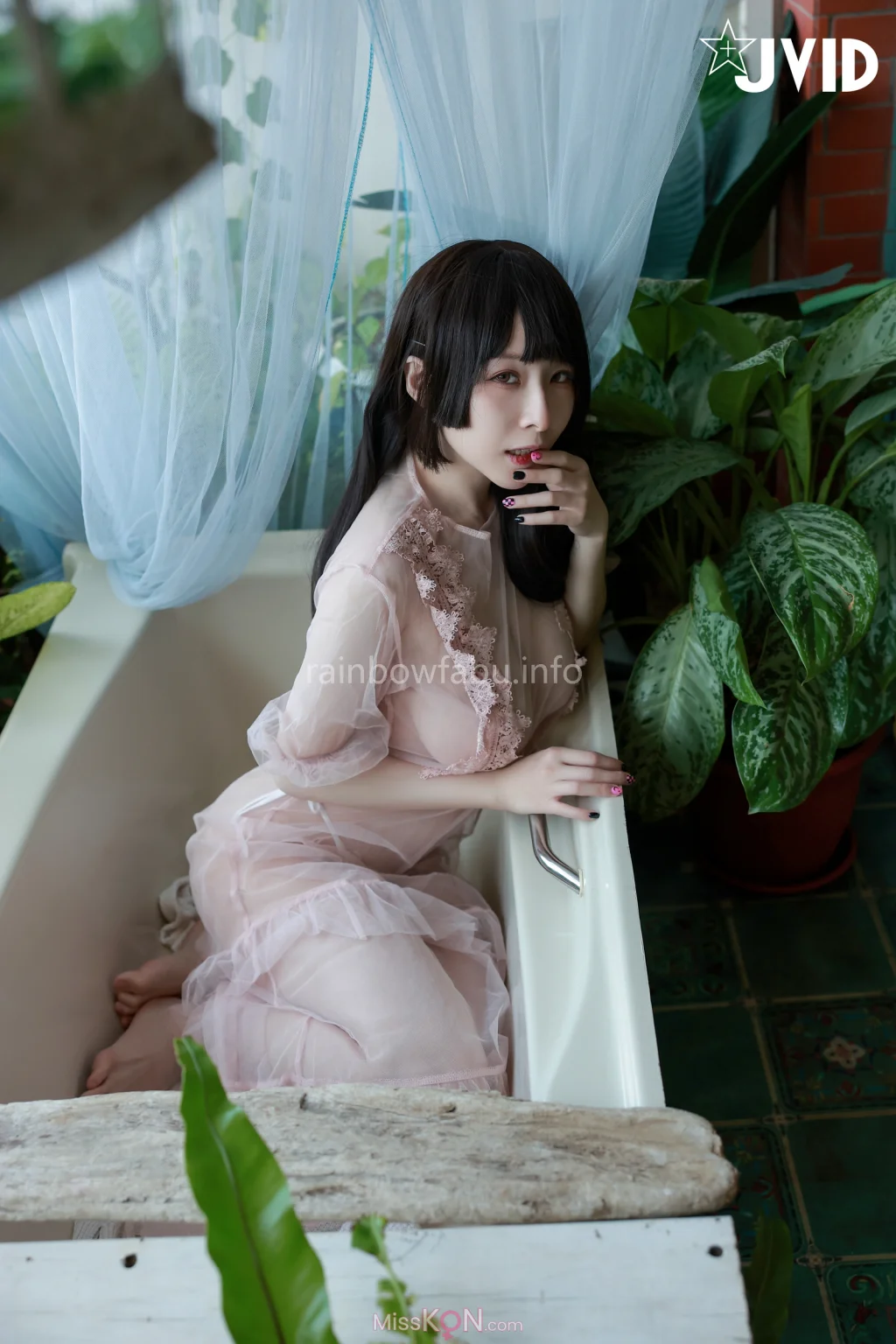 [JVID] 黎菲兒: 菲兒在花叢中蹦出誘人巨乳彈出渾圓翹臀。極限邊緣的挑逗 (149 photos) – Page 2