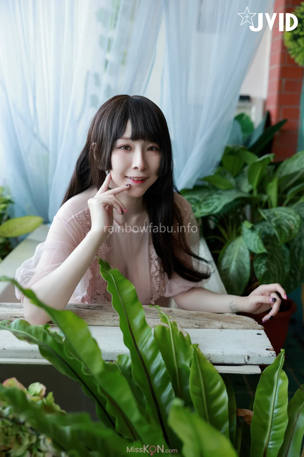 [JVID] 黎菲兒: 菲兒在花叢中蹦出誘人巨乳彈出渾圓翹臀。極限邊緣的挑逗 (149 photos) – Page 2