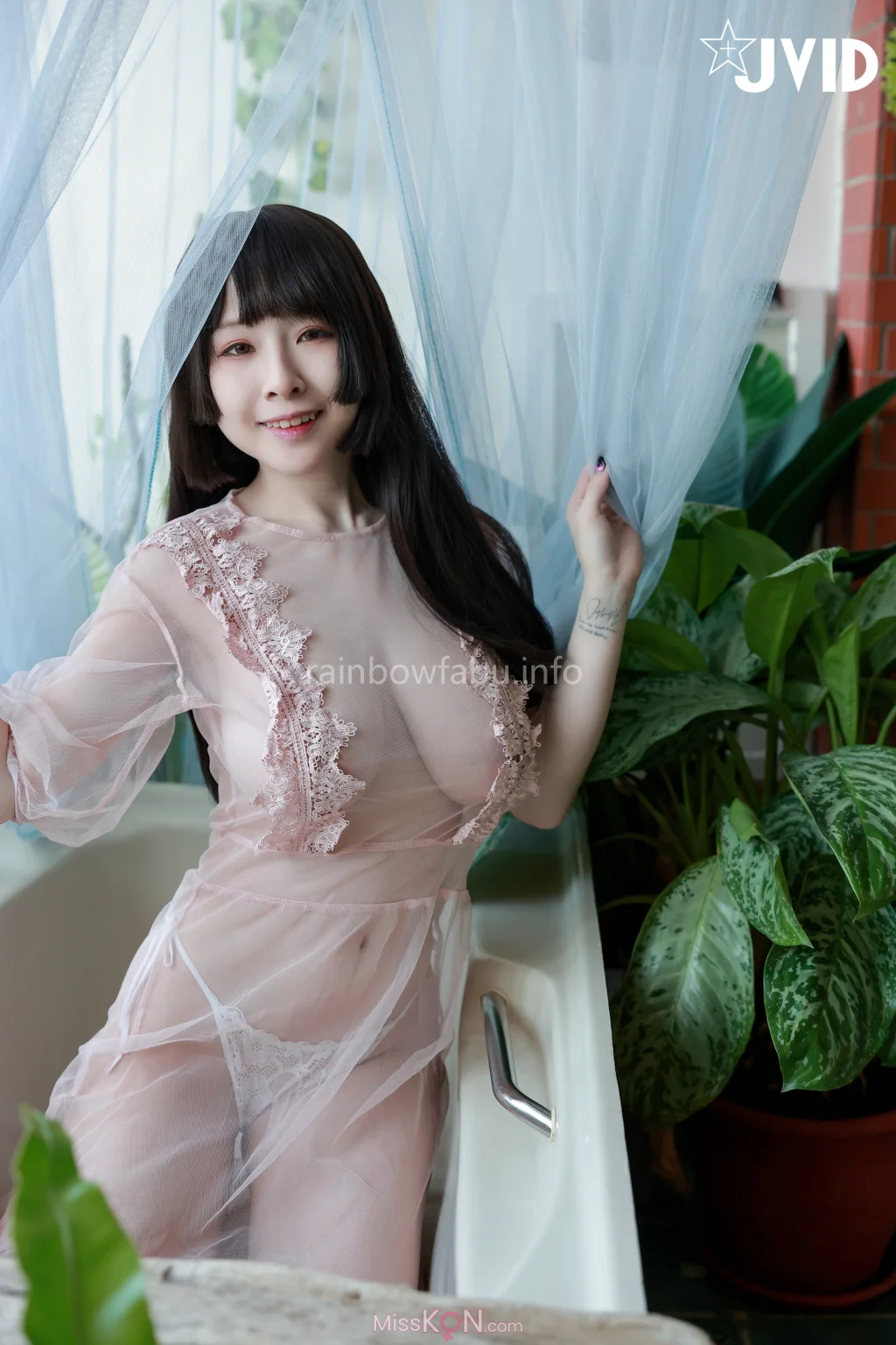 [JVID] 黎菲兒: 菲兒在花叢中蹦出誘人巨乳彈出渾圓翹臀。極限邊緣的挑逗 (149 photos) – Page 4