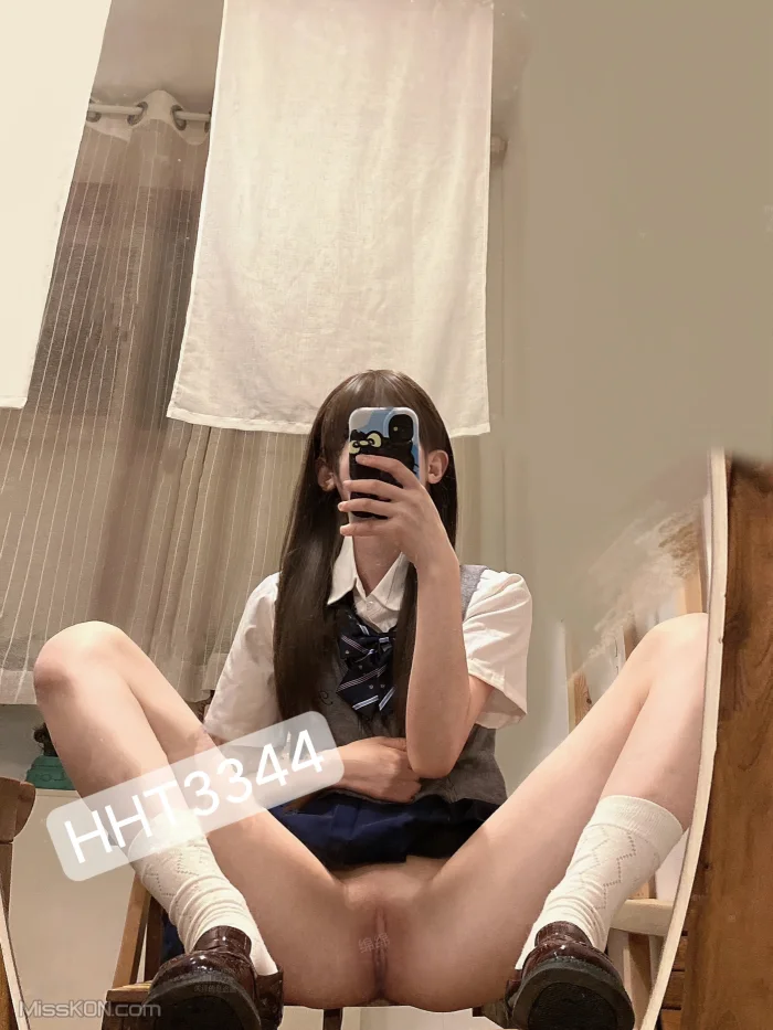 ybyeppy: 贫乳反差小仙女 腰细腿长白虎 (98 photos + 4 videos)