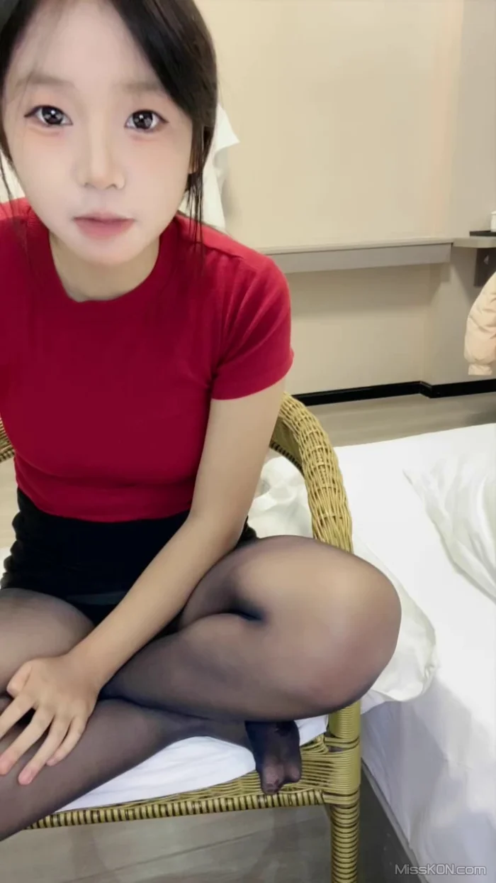 可可西西: 纯欲系少女 12.2-12.5收费大秀 (47 photos + 6 videos)