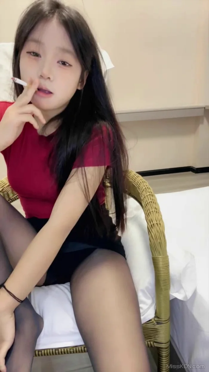 可可西西: 纯欲系少女 12.2-12.5收费大秀 (47 photos + 6 videos)