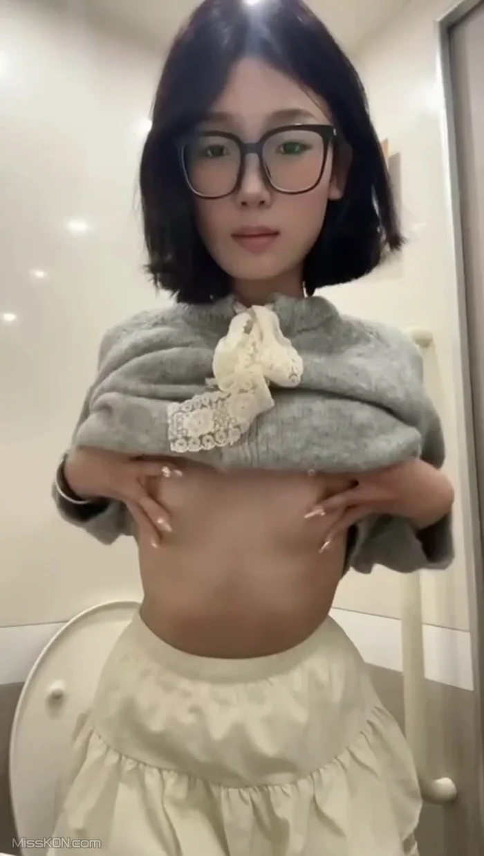 极品反差女大: COS雷姆 在宿舍里拉上床帘玩道具 高颜值妹妹却有一颗淫荡的心 (44 photos + 5 videos)