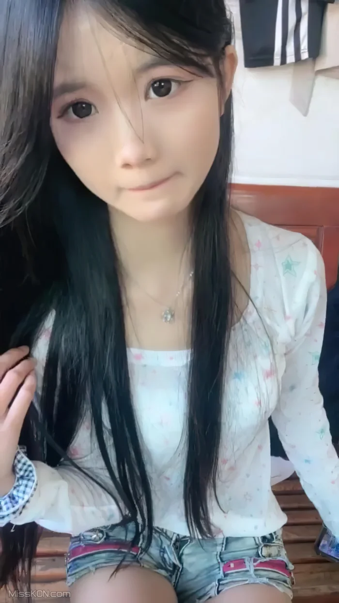 水嫩宝宝: 农村07年美少女 户外跳蛋 勾搭隔壁油腻大叔 (62 photos + 3 videos)