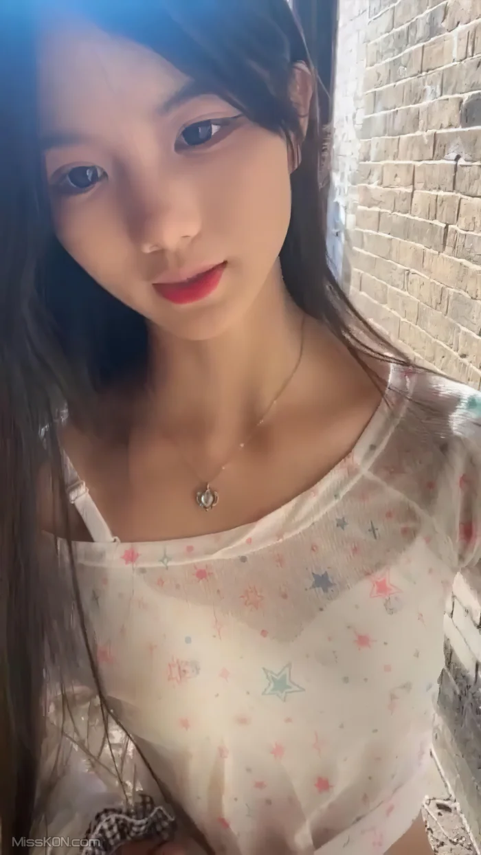 水嫩宝宝: 农村07年美少女 户外跳蛋 勾搭隔壁油腻大叔 (62 photos + 3 videos)