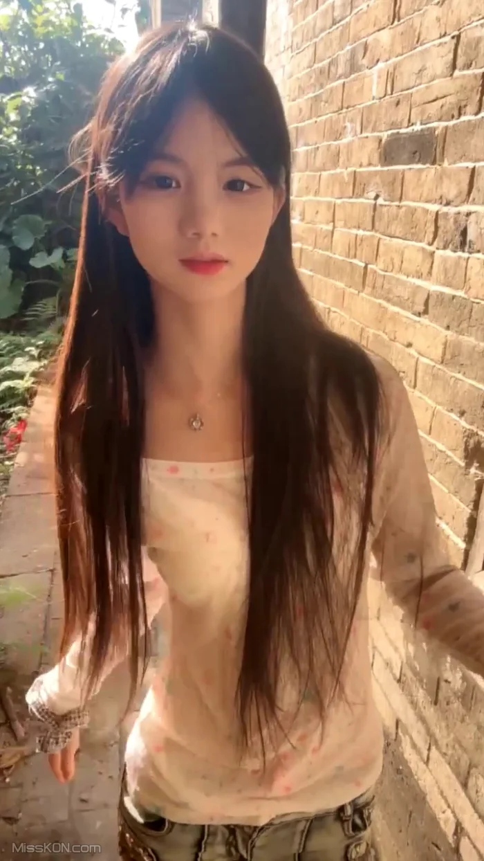 水嫩宝宝: 农村07年美少女 户外跳蛋 勾搭隔壁油腻大叔 (62 photos + 3 videos)