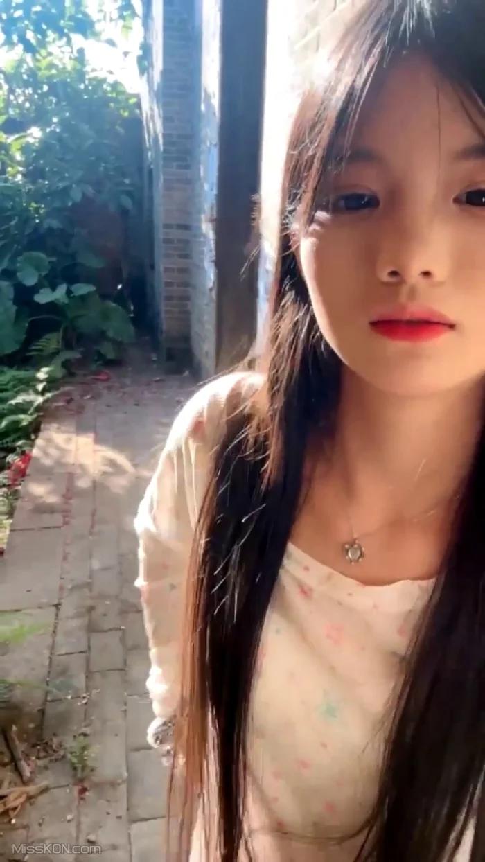 水嫩宝宝: 农村07年美少女 户外跳蛋 勾搭隔壁油腻大叔 (62 photos + 3 videos)