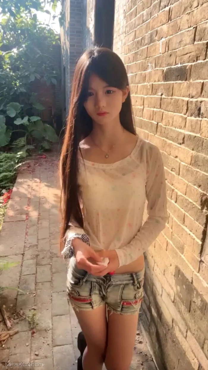 水嫩宝宝: 农村07年美少女 户外跳蛋 勾搭隔壁油腻大叔 (62 photos + 3 videos)