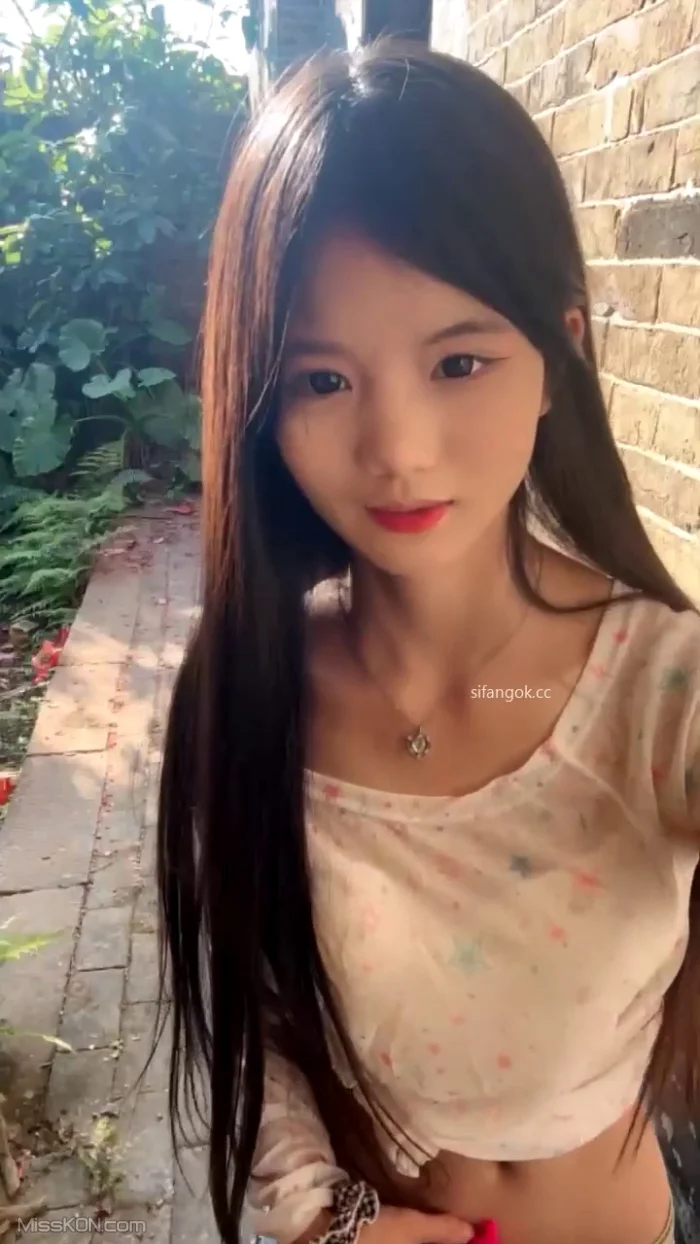 水嫩宝宝: 农村07年美少女 户外跳蛋 勾搭隔壁油腻大叔 (62 photos + 3 videos)