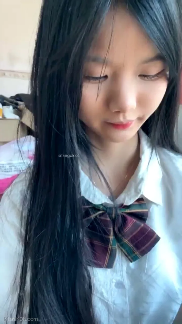 水嫩宝宝: 农村07年美少女 户外跳蛋 勾搭隔壁油腻大叔 (62 photos + 3 videos)