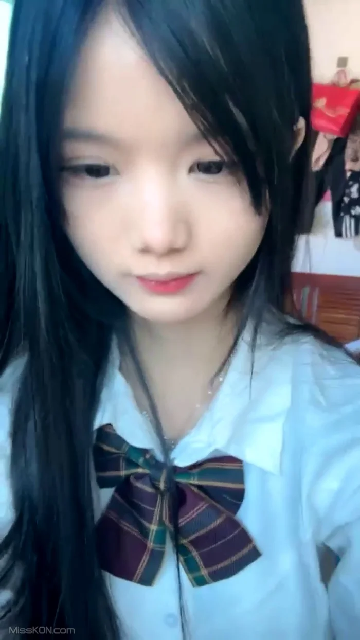 水嫩宝宝: 农村07年美少女 户外跳蛋 勾搭隔壁油腻大叔 (62 photos + 3 videos)