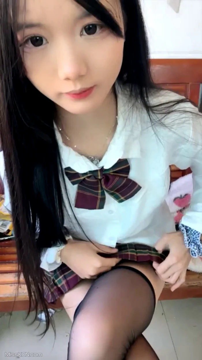 水嫩宝宝: 农村07年美少女 户外跳蛋 勾搭隔壁油腻大叔 (62 photos + 3 videos)