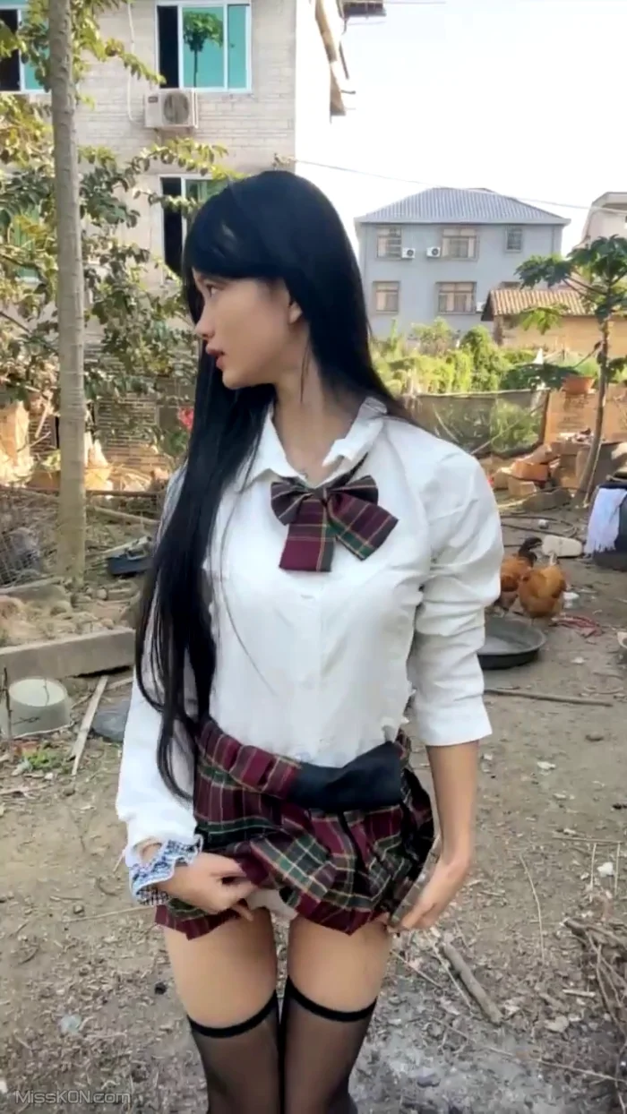 水嫩宝宝: 农村07年美少女 户外跳蛋 勾搭隔壁油腻大叔 (62 photos + 3 videos) – Page 2
