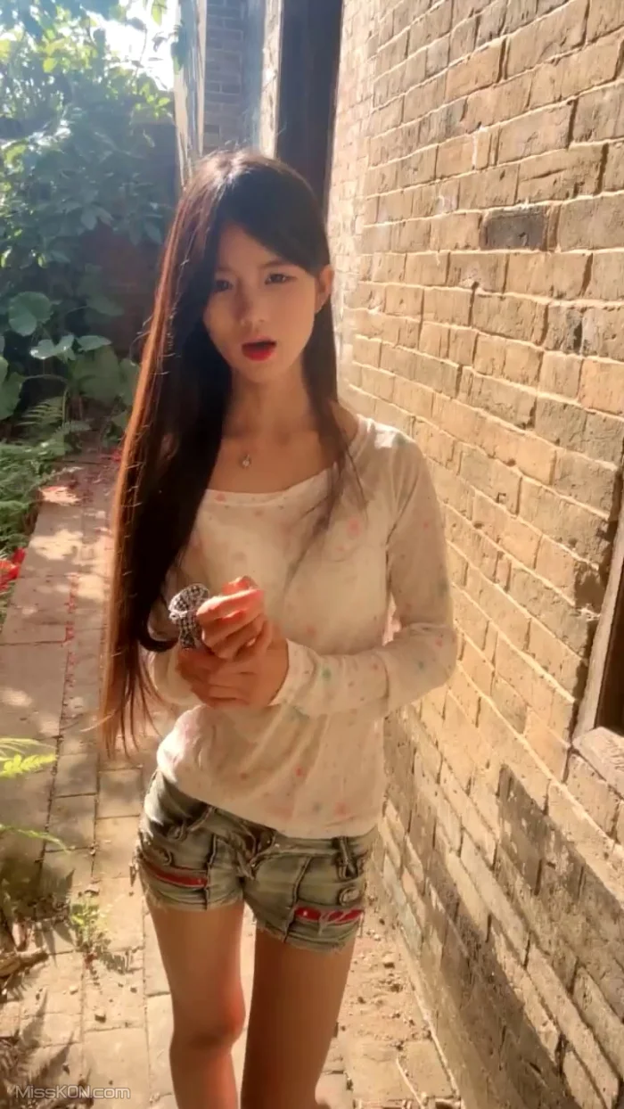 水嫩宝宝: 农村07年美少女 户外跳蛋 勾搭隔壁油腻大叔 (62 photos + 3 videos) – Page 2