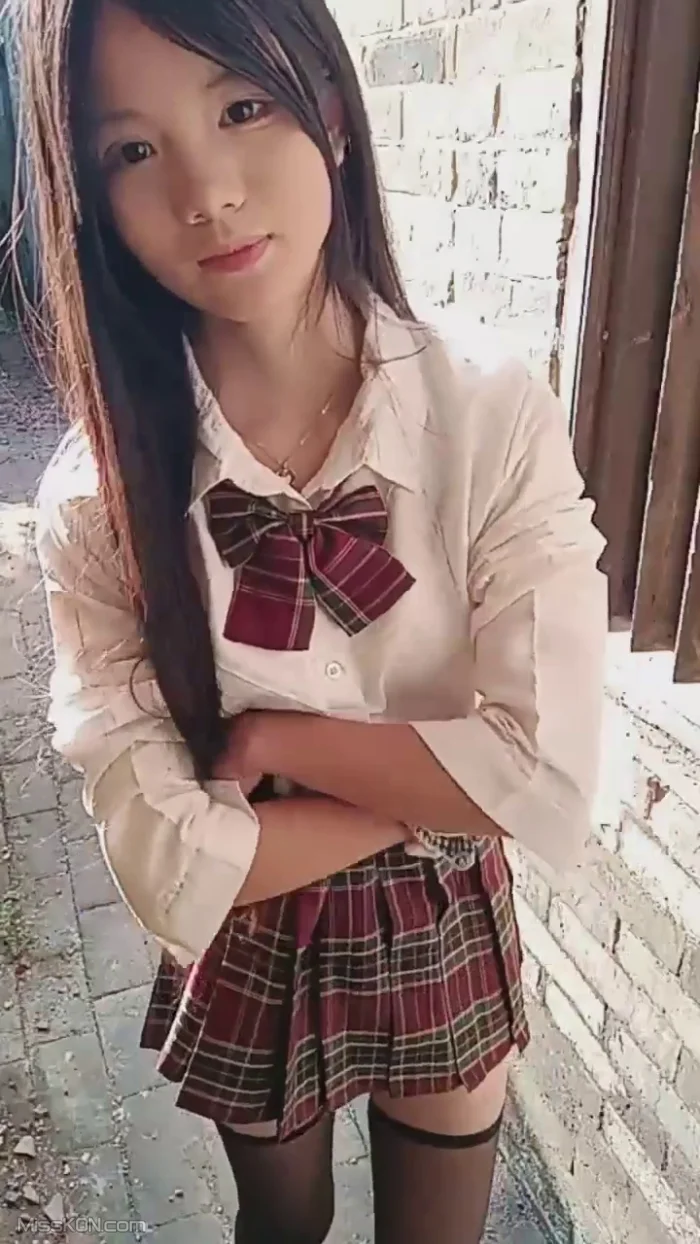 水嫩宝宝: 农村07年美少女 户外跳蛋 勾搭隔壁油腻大叔 (62 photos + 3 videos) – Page 2