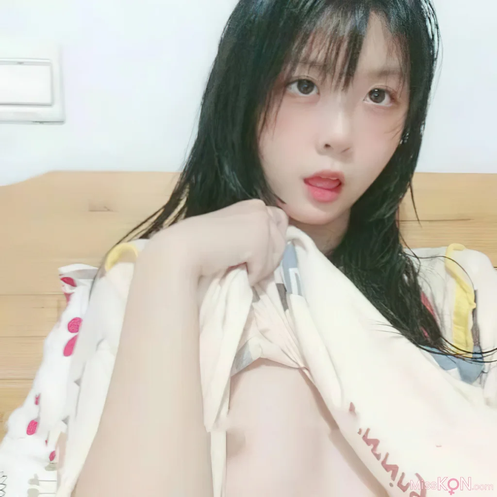 郑思瑶: 甜点小萝莉 原档收藏六安高中高二少女校花 (132 photos + 17 videos)