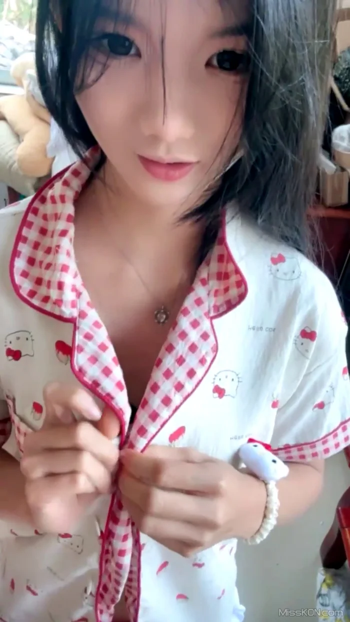 07水嫩宝宝: 绝美农村女孩 村里露出 (43 photos + 6 videos)