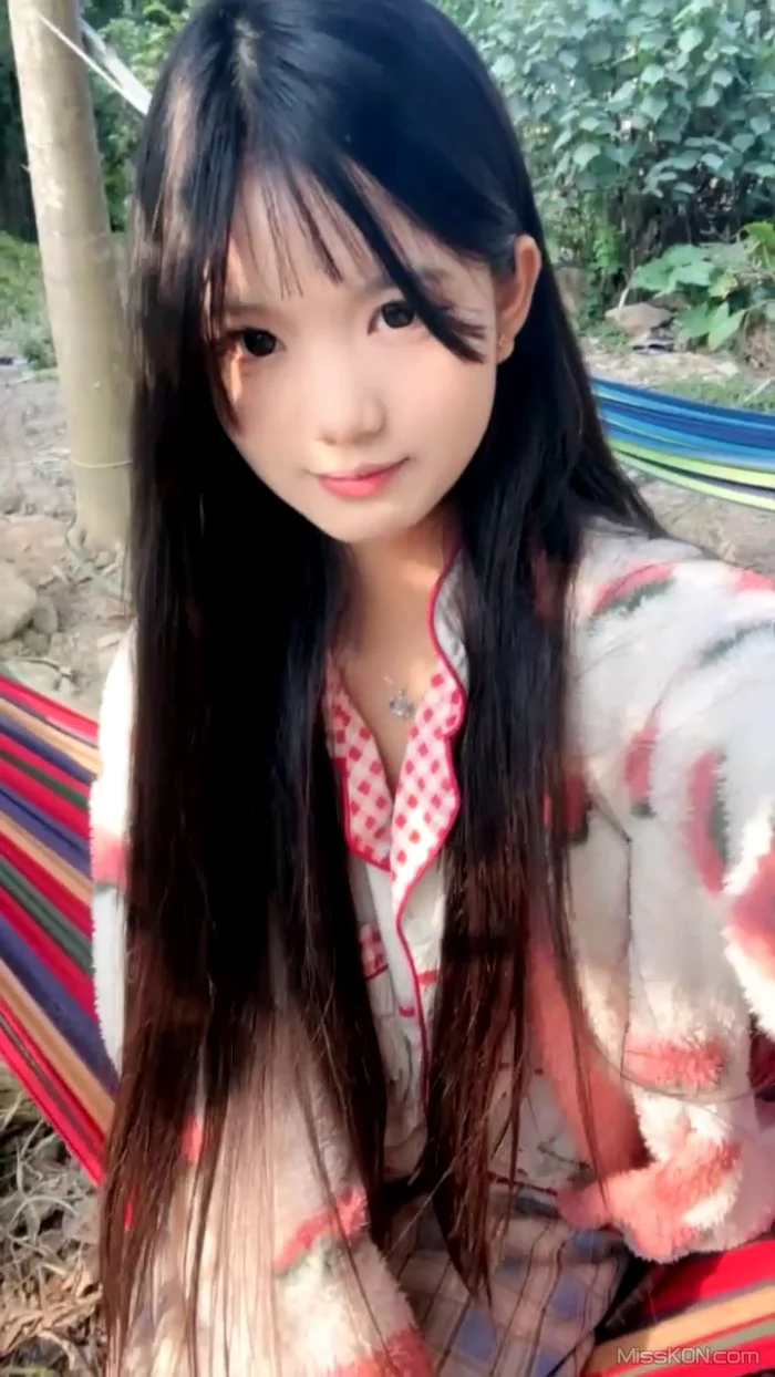 07水嫩宝宝: 绝美农村女孩 村里露出 (43 photos + 6 videos)