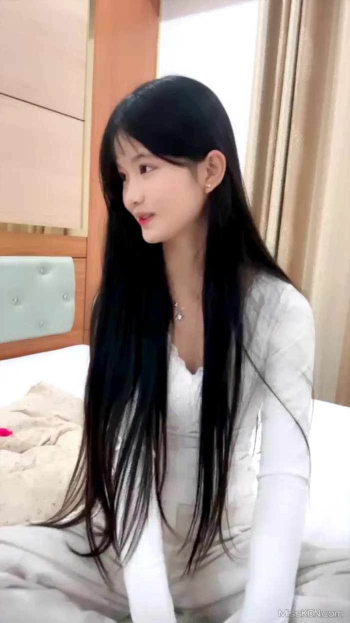 07水嫩宝宝: 绝美农村女孩 村里露出 (43 photos + 6 videos)