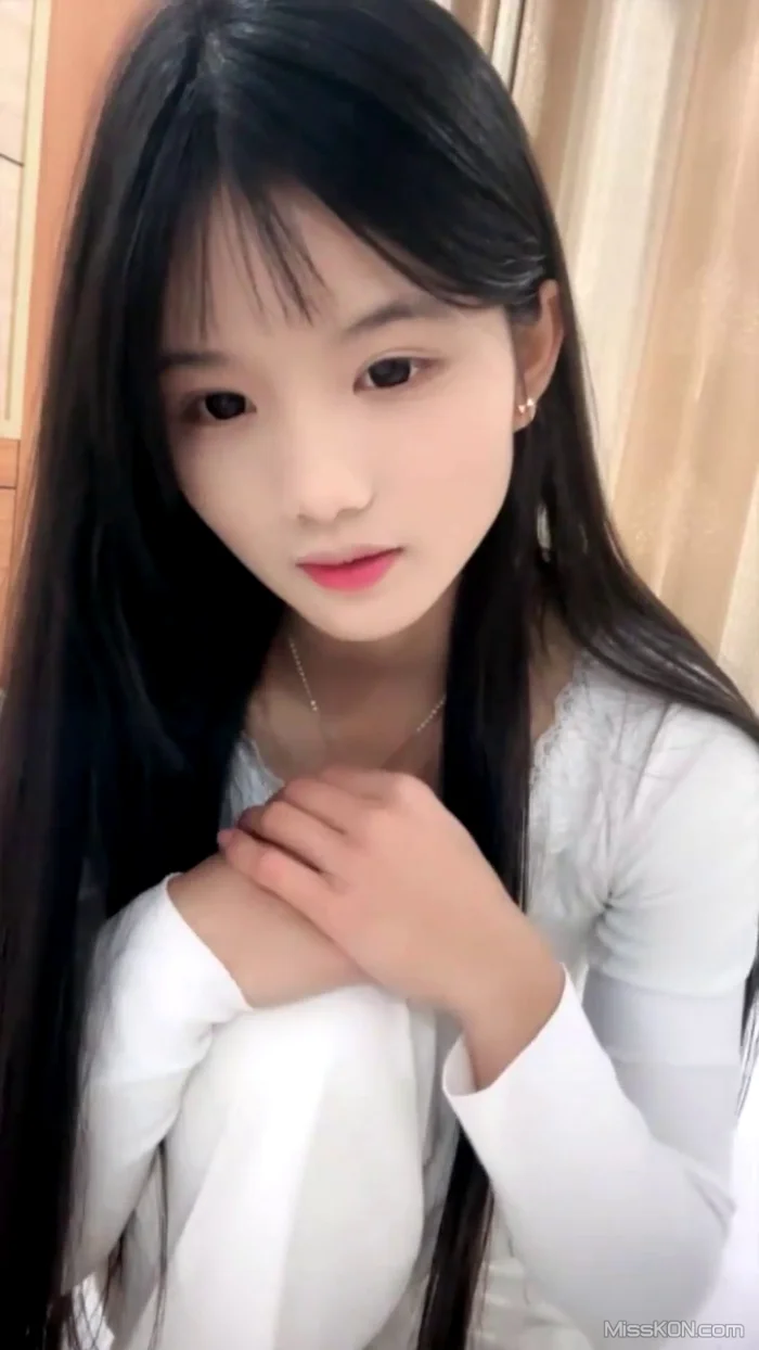 07水嫩宝宝: 绝美农村女孩 村里露出 (43 photos + 6 videos)