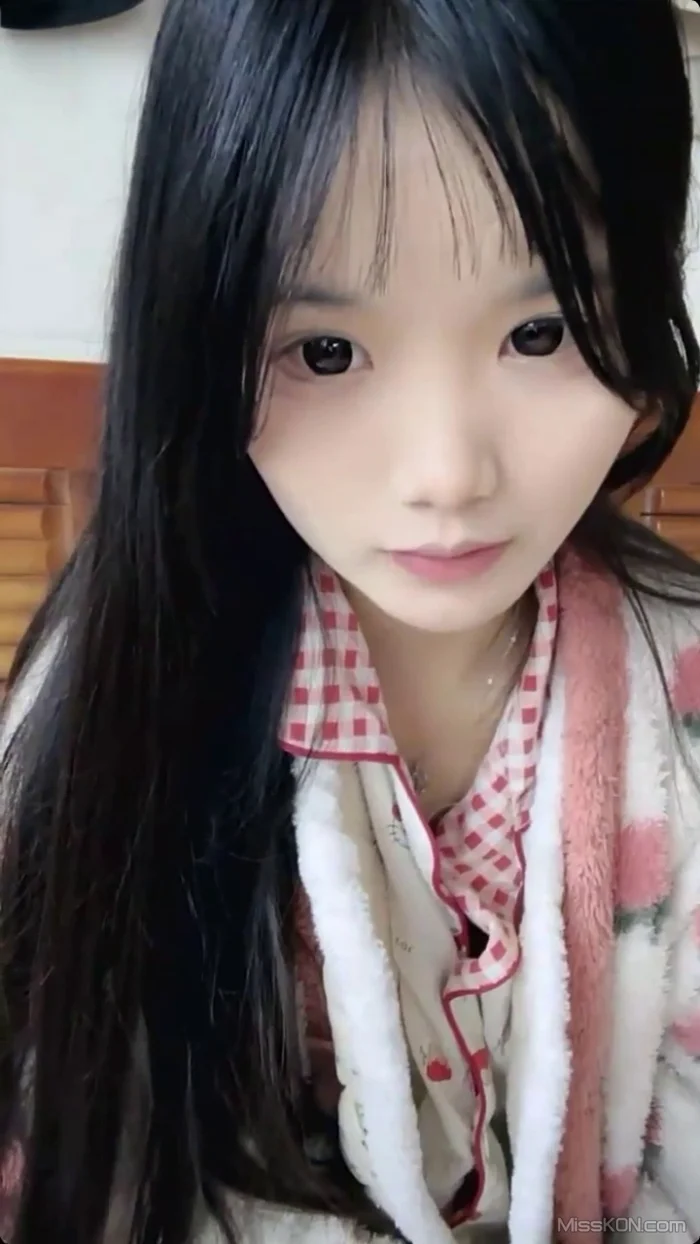 07水嫩宝宝: 绝美农村女孩 村里露出 (43 photos + 6 videos)