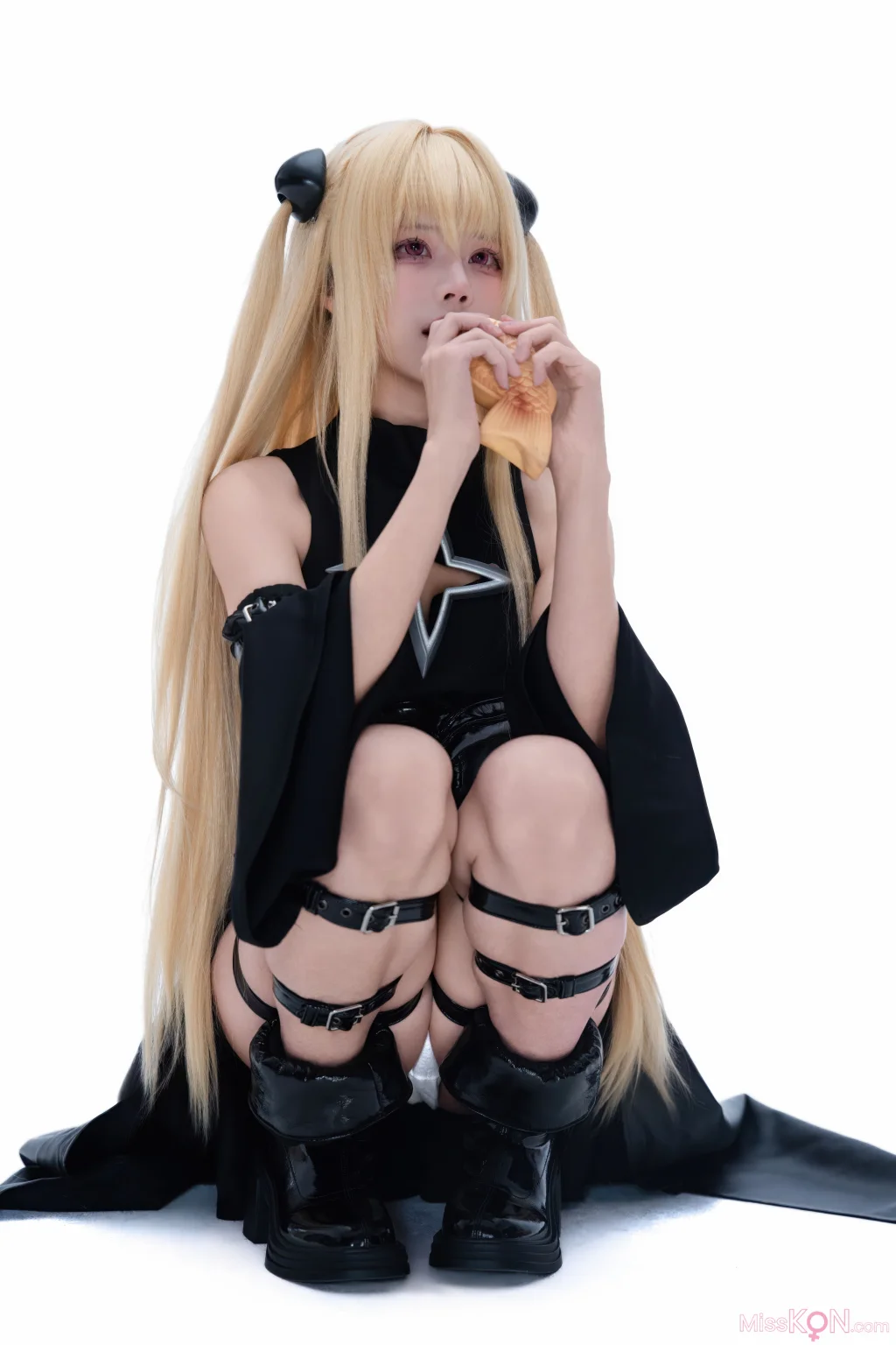 Coser@清水凪: 出包王女 金色暗影 (38 photos)