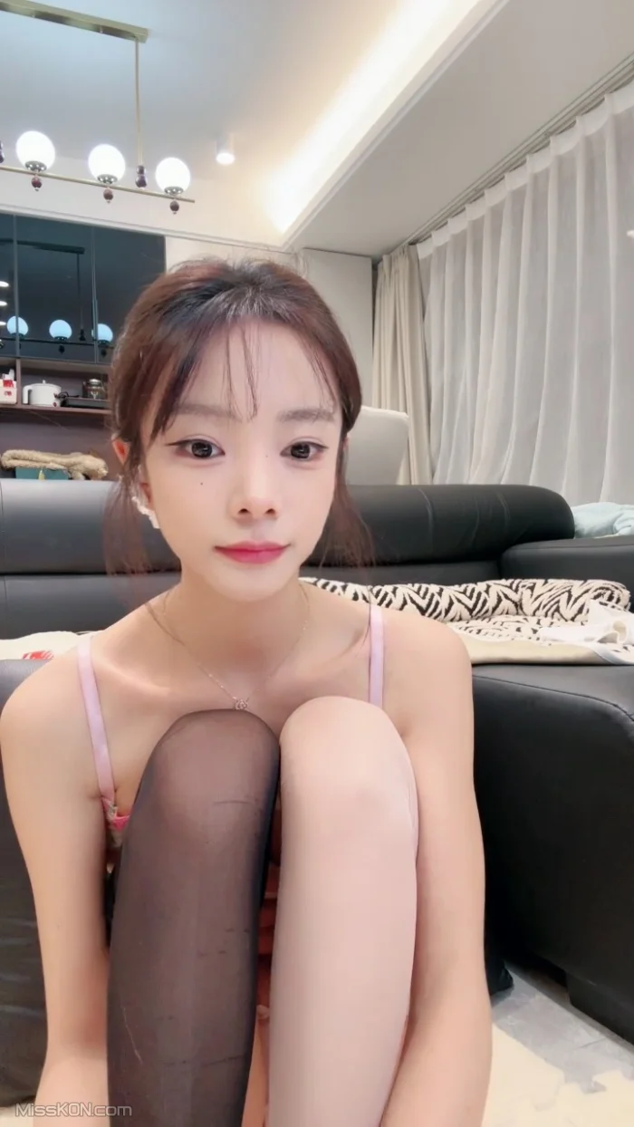 彩色的小熊宝宝: 校花学妹 性感10足魔鬼身材 (29 photos + 4 videos)