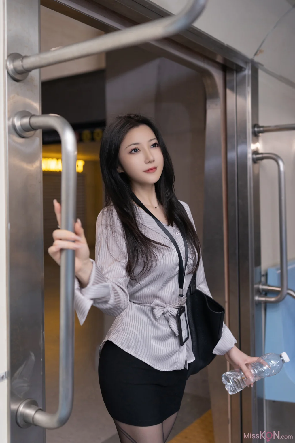 [内购无水印] 鱼子酱Fish: 秀人网模特 催眠地铁 (120 photos)