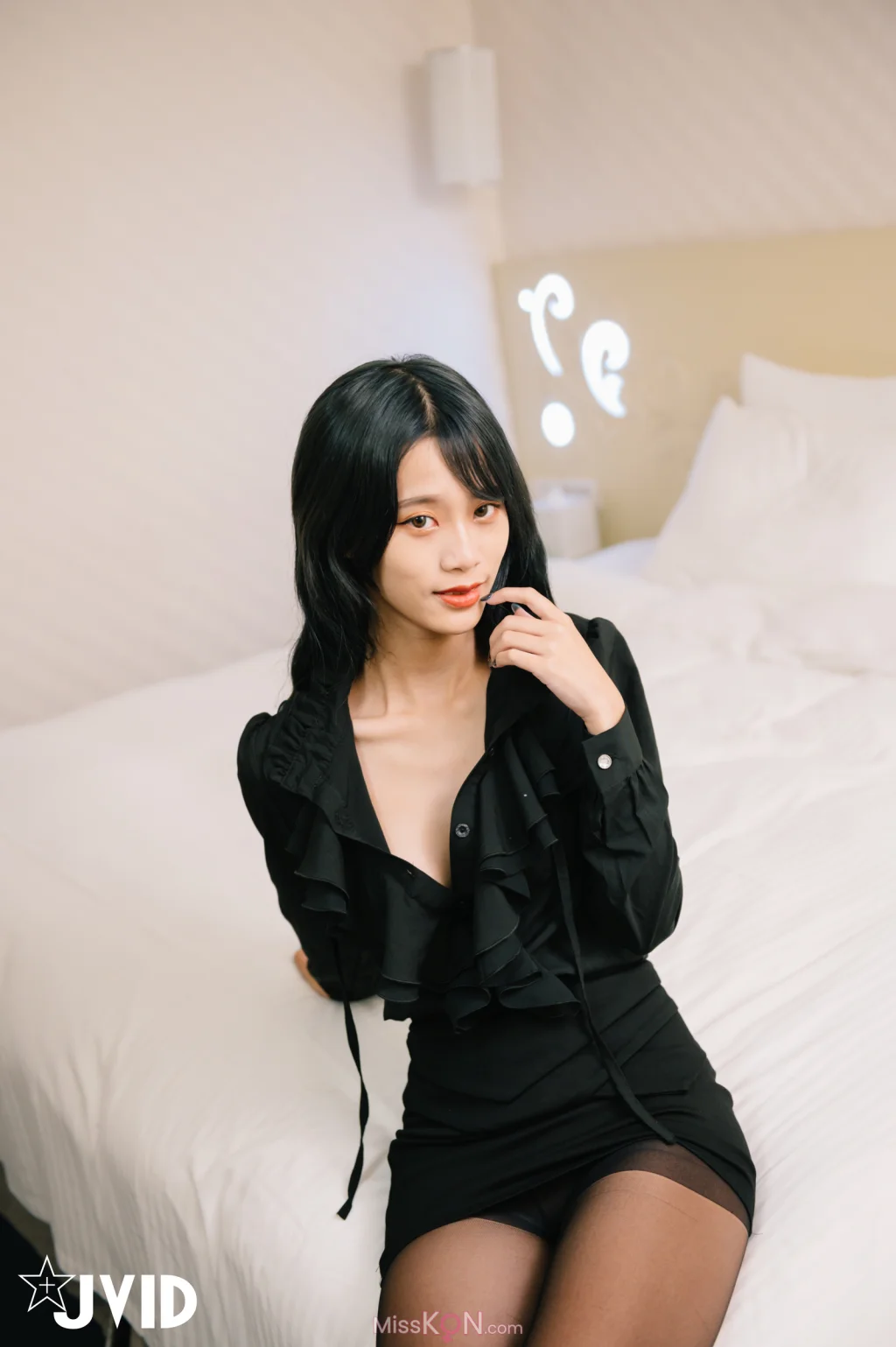 [JVID] 韓芳語: DesireVol.極正大奶大學新鮮人芳語.下班後的情色指導 (53 photos + 1 video)