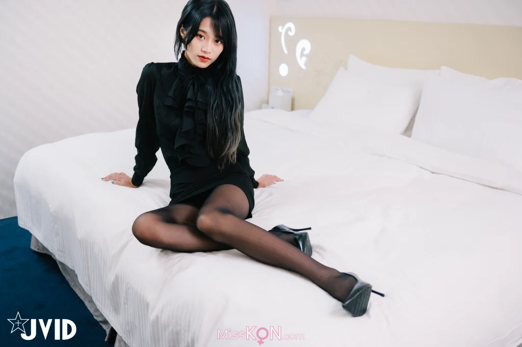 [JVID] 韓芳語: DesireVol.極正大奶大學新鮮人芳語.下班後的情色指導 (53 photos + 1 video)