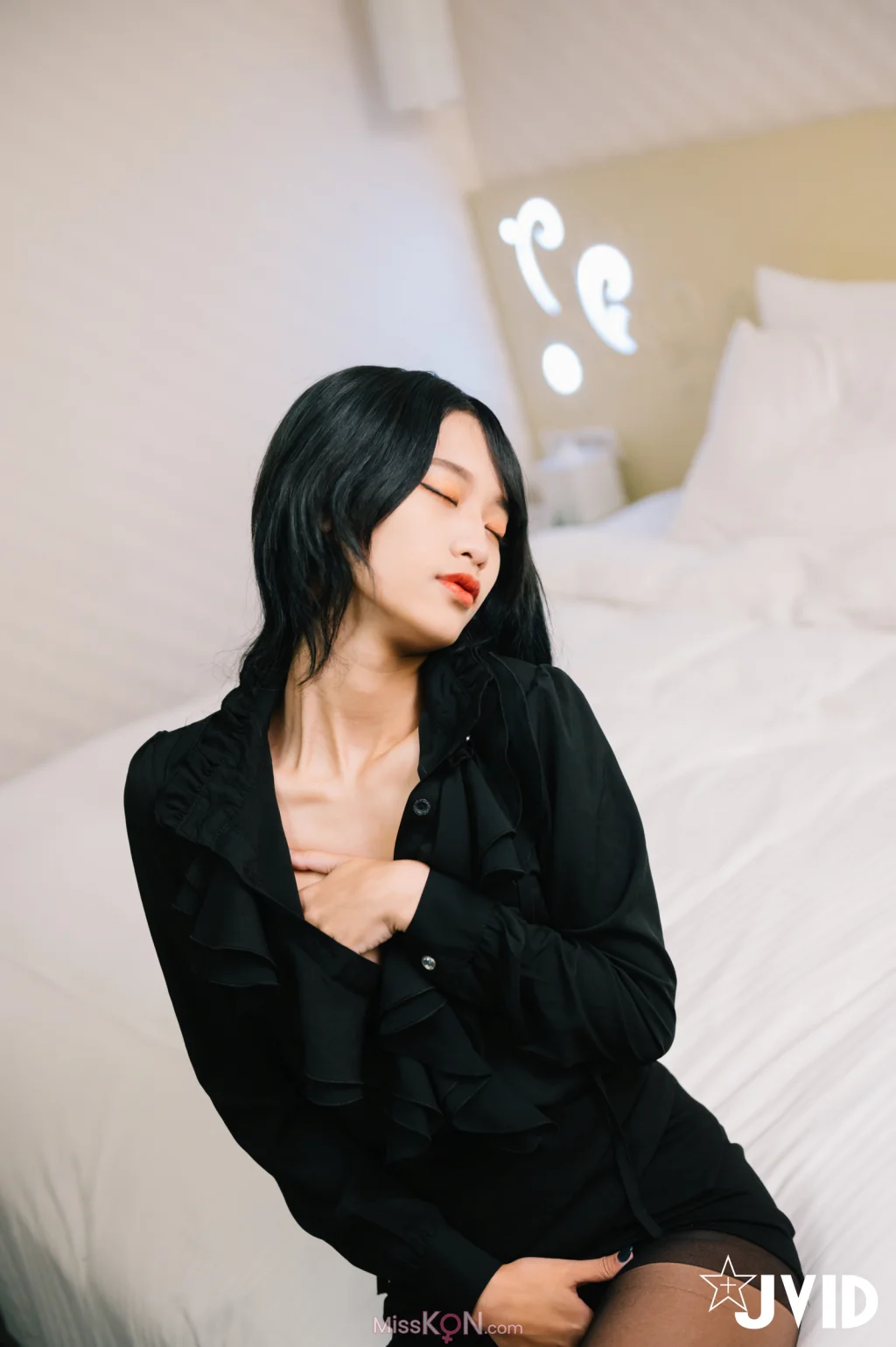 [JVID] 韓芳語: DesireVol.極正大奶大學新鮮人芳語.下班後的情色指導 (53 photos + 1 video)