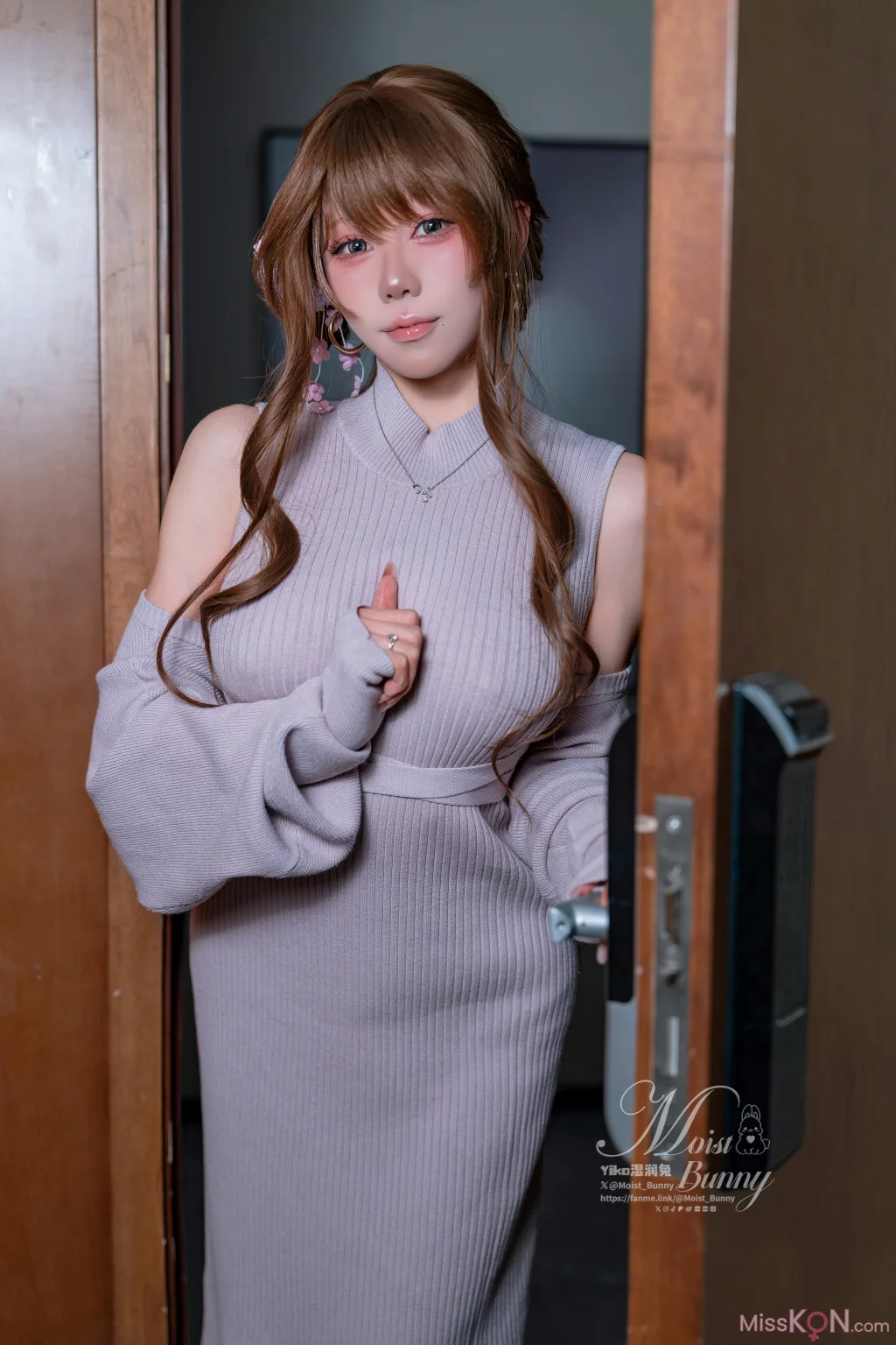 Coser@黏黏团子兔: 2026-01月作品 在丈夫身边 (124 photos + 3 videos)