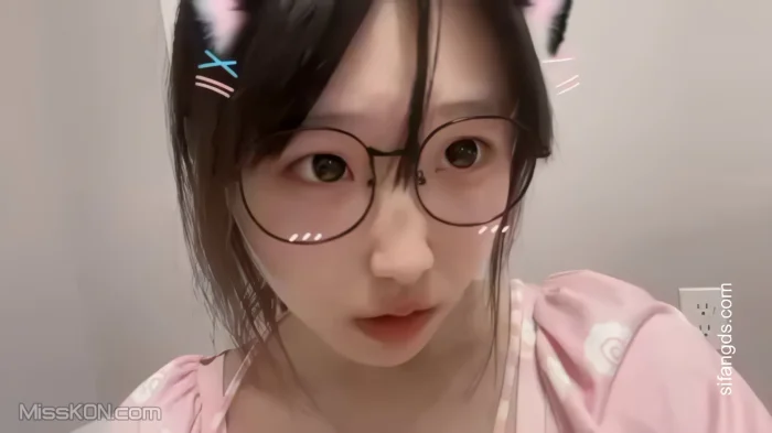 喵萝: 定制 极品眼镜萝莉妹 (39 photos + 6 videos) – Page 2