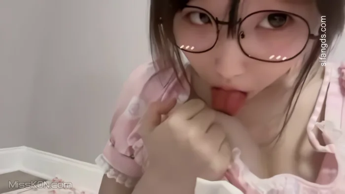 喵萝: 定制 极品眼镜萝莉妹 (39 photos + 6 videos) – Page 2