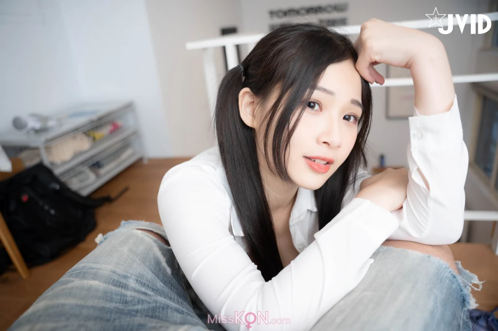 [JVID] 婕咪 Juice: {不能發出聲音}雙馬尾再次逆麟.又在學長胯下玩起來 (82 photos + 1 video)