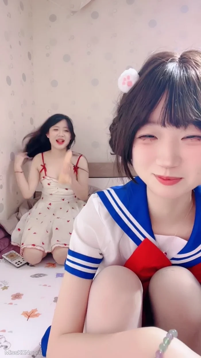 邪恶双马尾: 超甜卡哇伊学妹 携闺蜜下海 (28 photos + 2 videos)