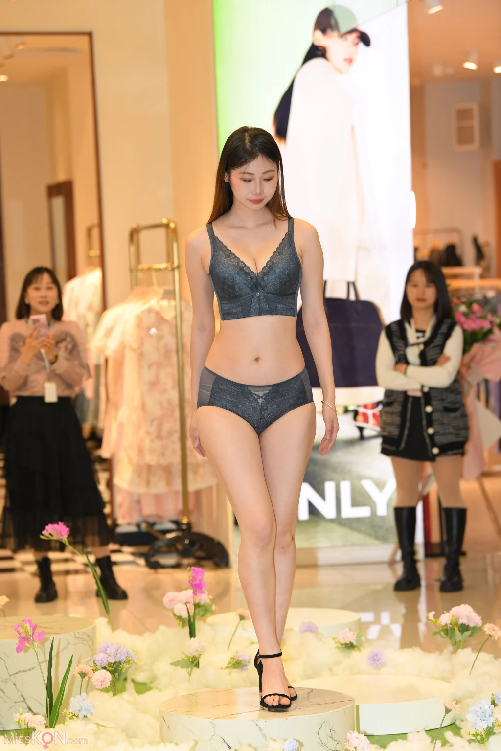 [精选街拍作品] No.5015: 内衣展 (103 photos)