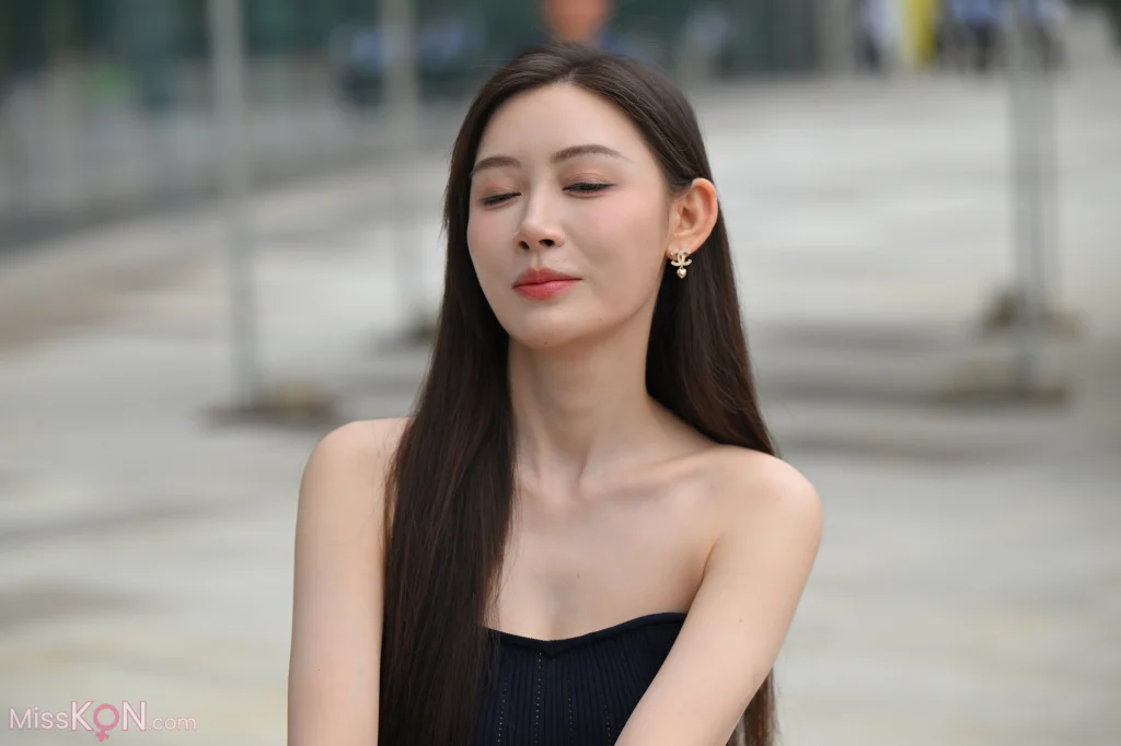 [精选街拍作品] No.5017: 美腿美足网红敏敏 (220 photos)